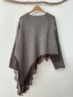 Carregar imagem no visualizador da galeria, Camisola de malha assimétrica c/renda CATHERINE
