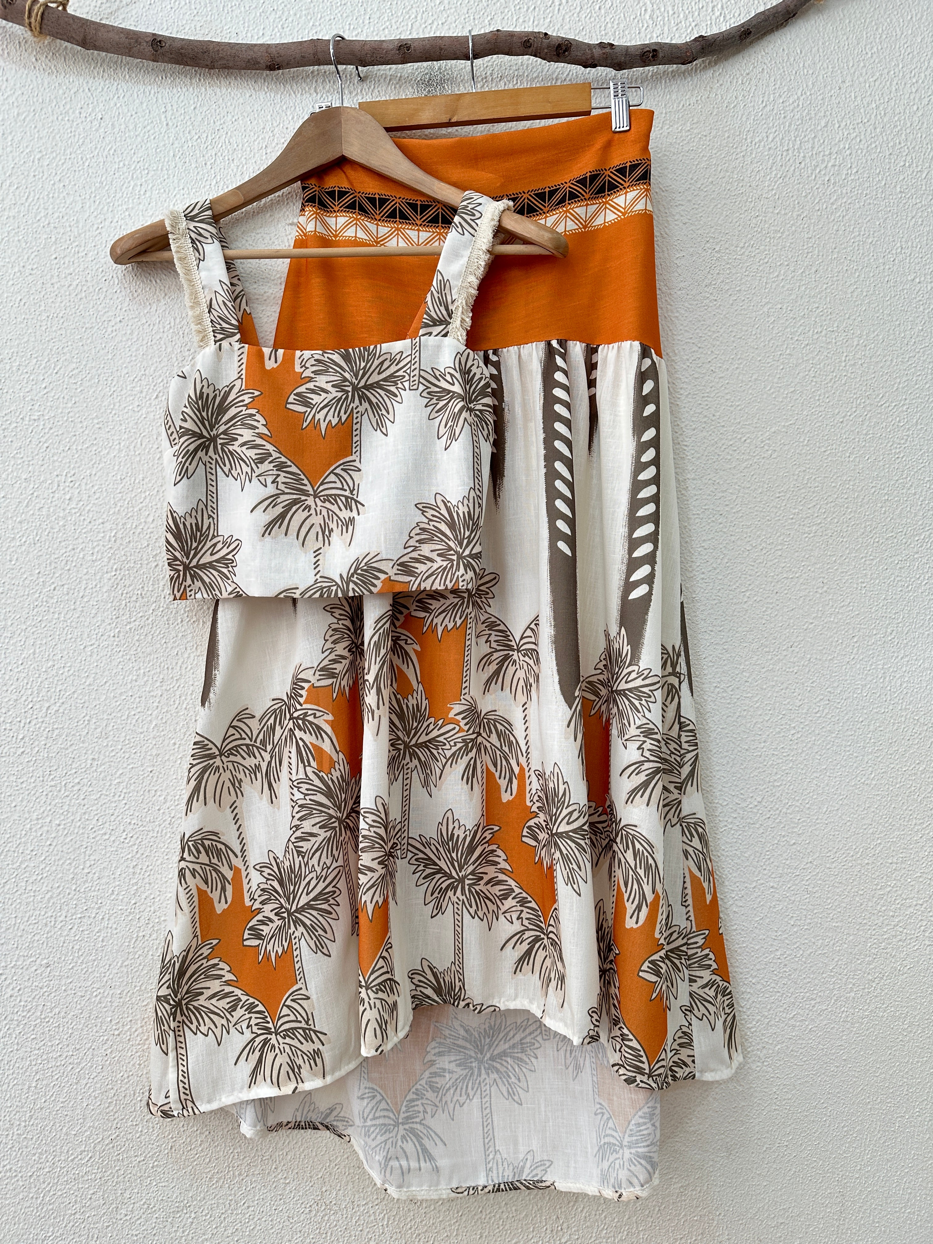 Conjunto de top e saia ISLAND