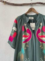 Chargez l'image dans la visionneuse de la galerie,Vestido-camiseiro bordado c/ bolsos MANTRA
