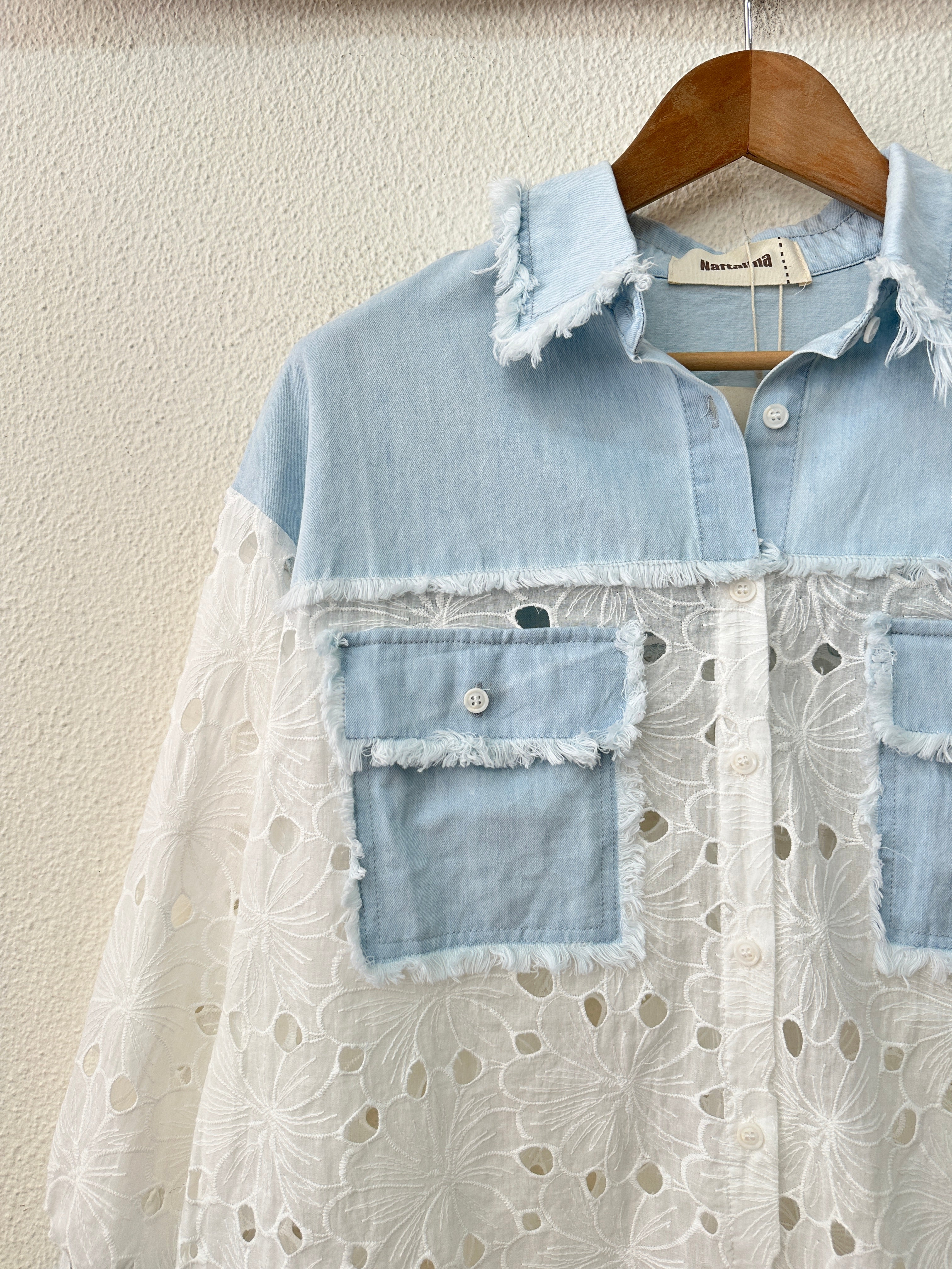 Camisa oversize c/denim e bordado inglês HAPPY