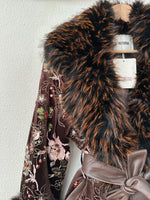 Load image in the gallery viewer,Casaco em veludo bordado c/pêlo PENÉLOPE
