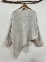 Load image in the gallery viewer,Camisola de malha oversise assimétrica YOLANDA
