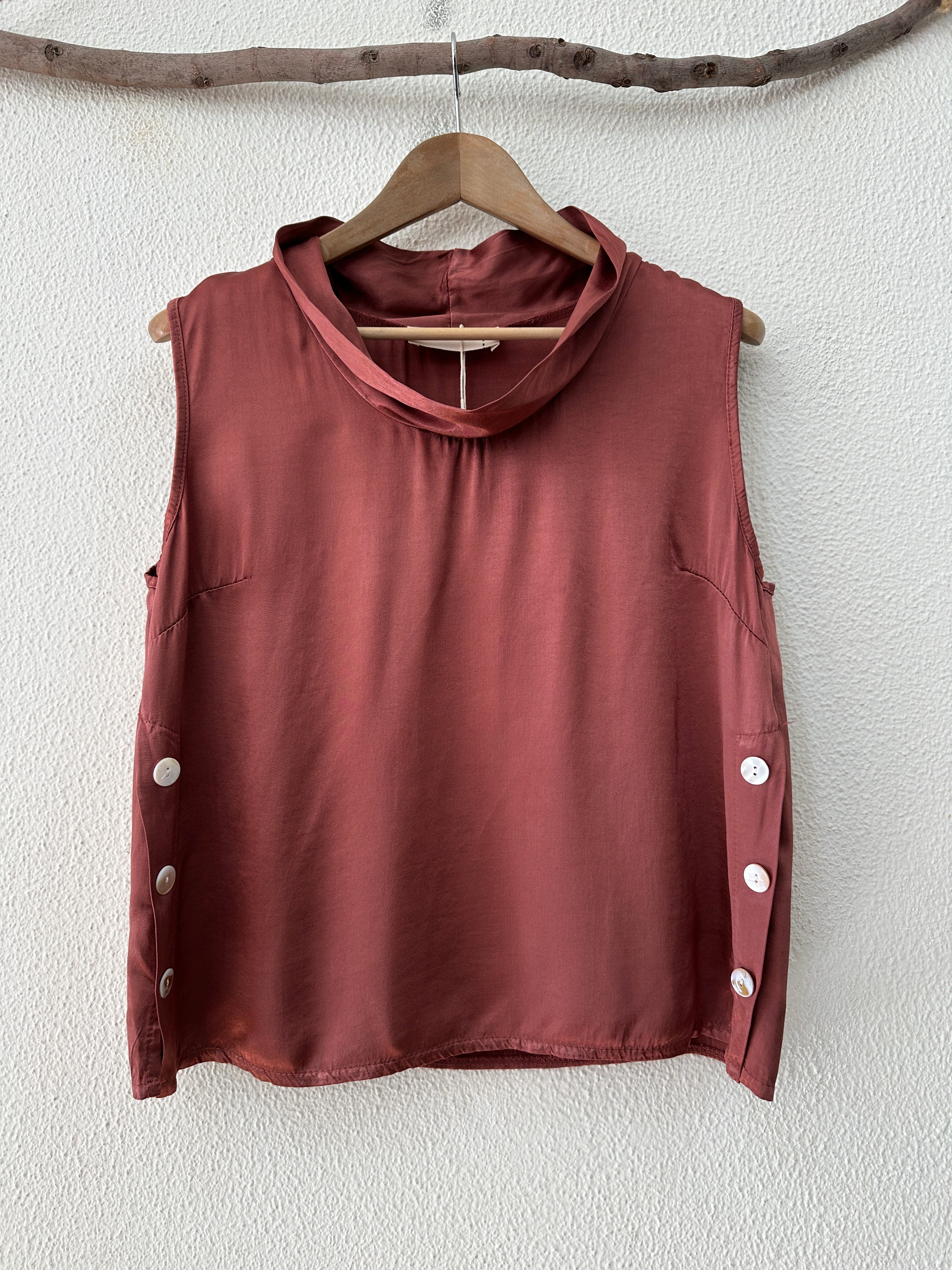 Top acetinado c/ botões GRAFF