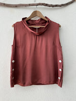 Load image in the gallery viewer,Top acetinado c/ botões GRAFF
