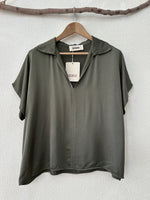 Load image in the gallery viewer,Túnica oversize acetinada BRITNEY
