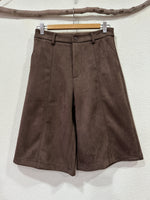 Carregar imagem no visualizador da galeria, Bermudas efeito camurça BUNCHEN
