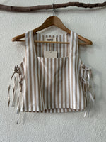 Load image in the gallery viewer,Conjunto de top e saia recortada ONDINE
