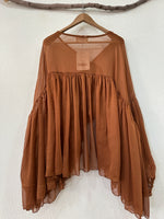 Load image in the gallery viewer,Túnica assimétrica em chiffon SEASONS
