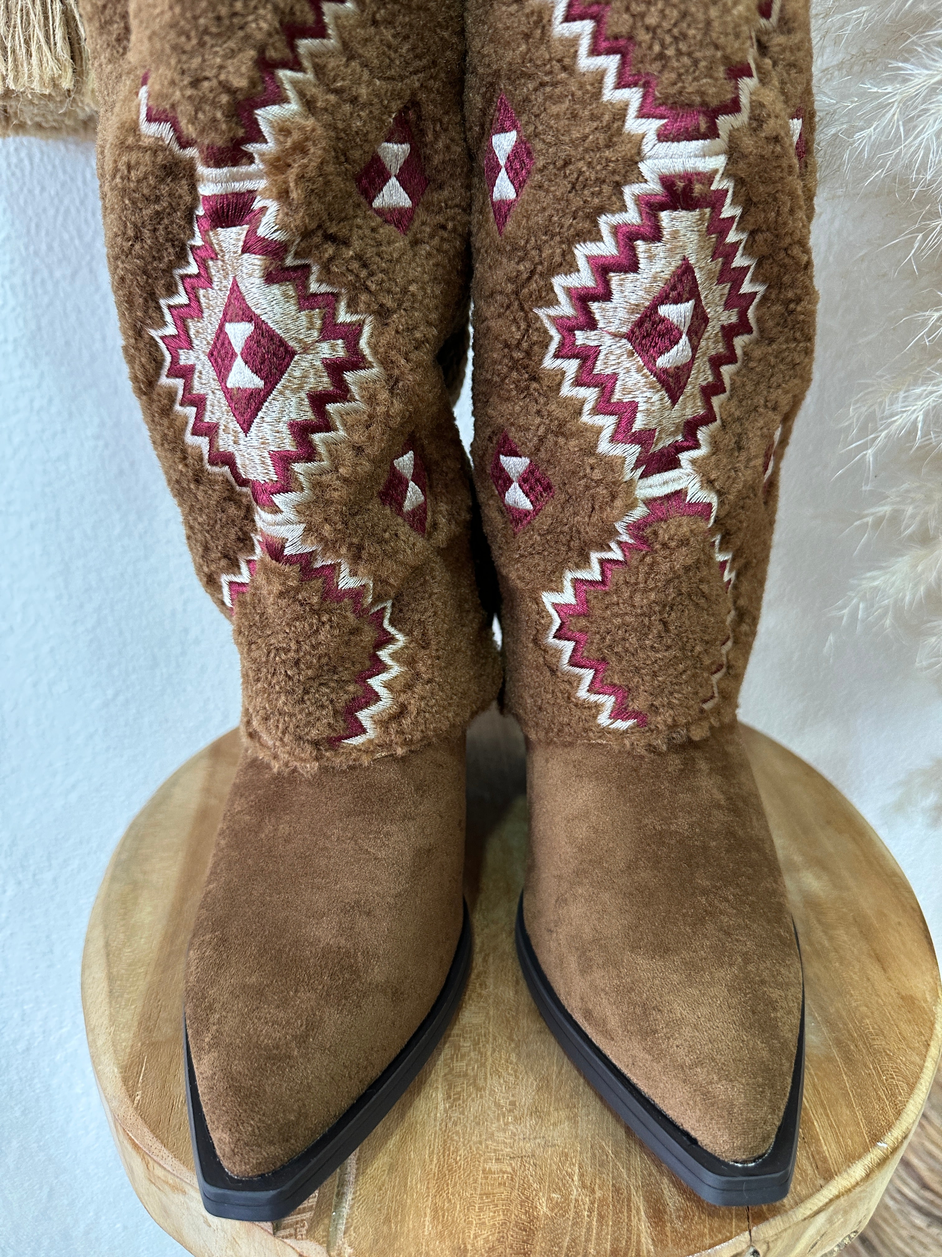 Botas c/polaina em pêlo bordado MOUNTAIN