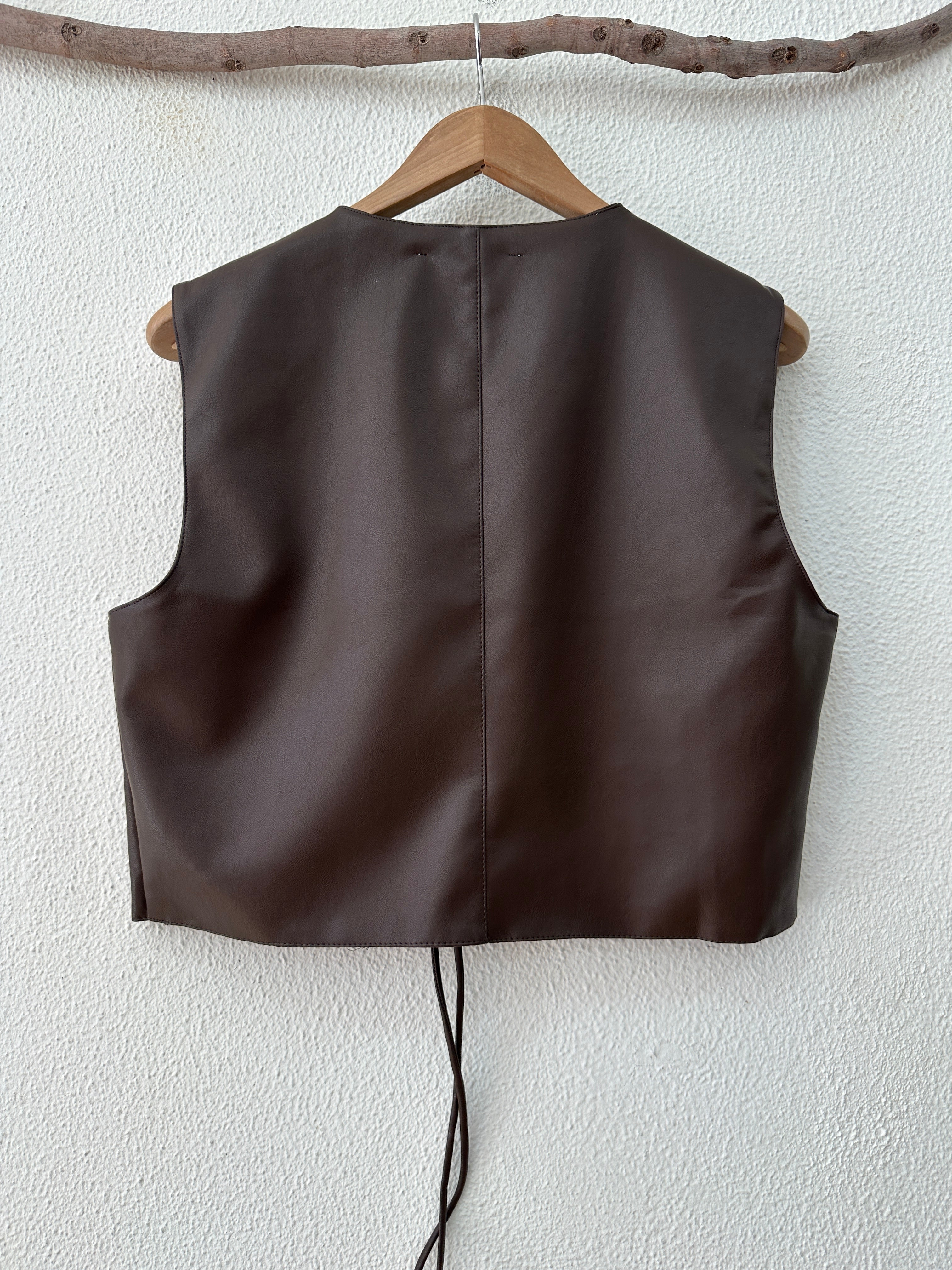 Colete em ecopele bordado WOODSTOCK