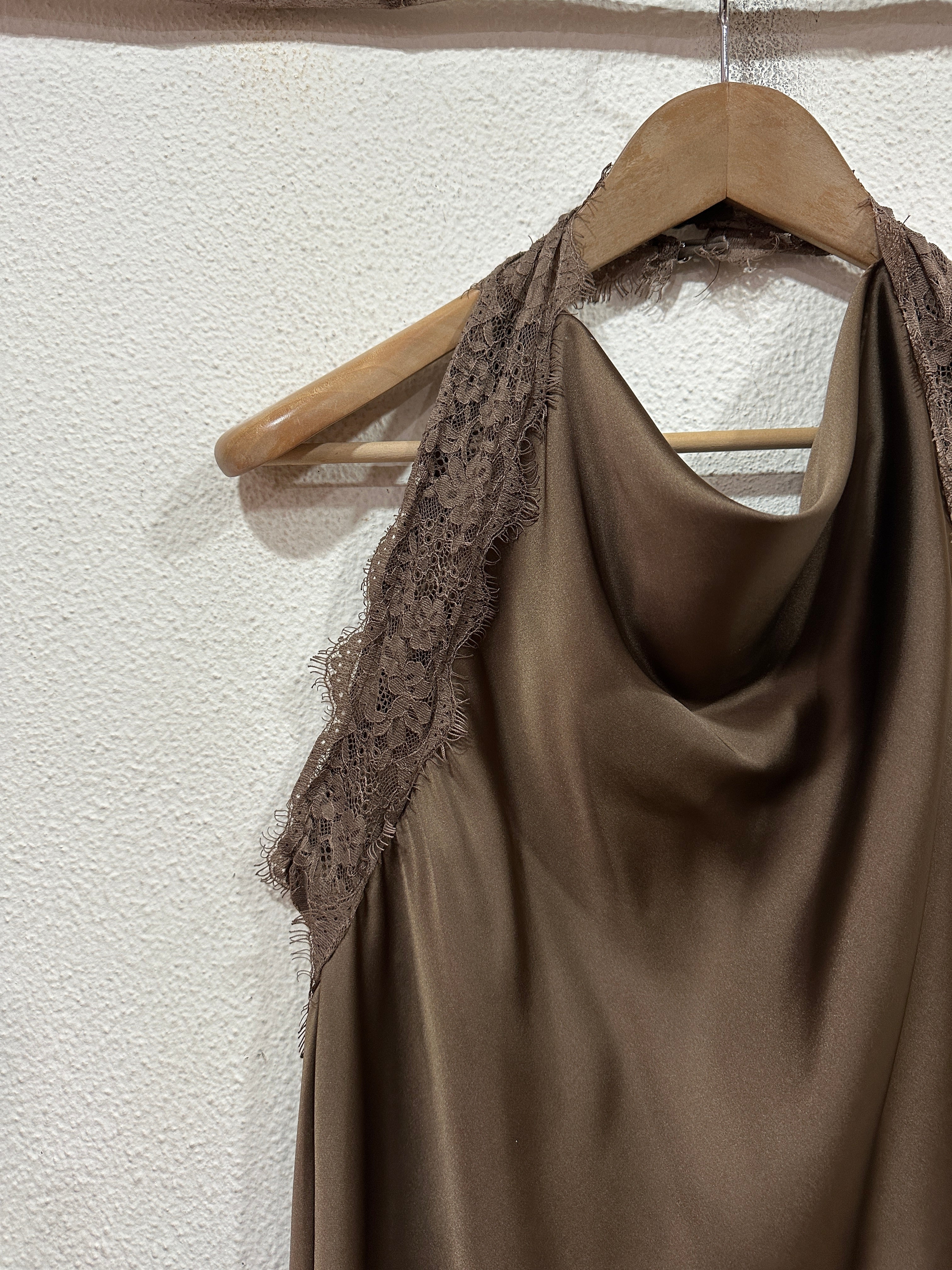 Top em cetim c/rendas e decote em halter SANDIE