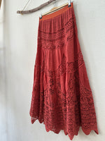 Load image in the gallery viewer,Saia em crochet c/bordados forrada BRIGITTE
