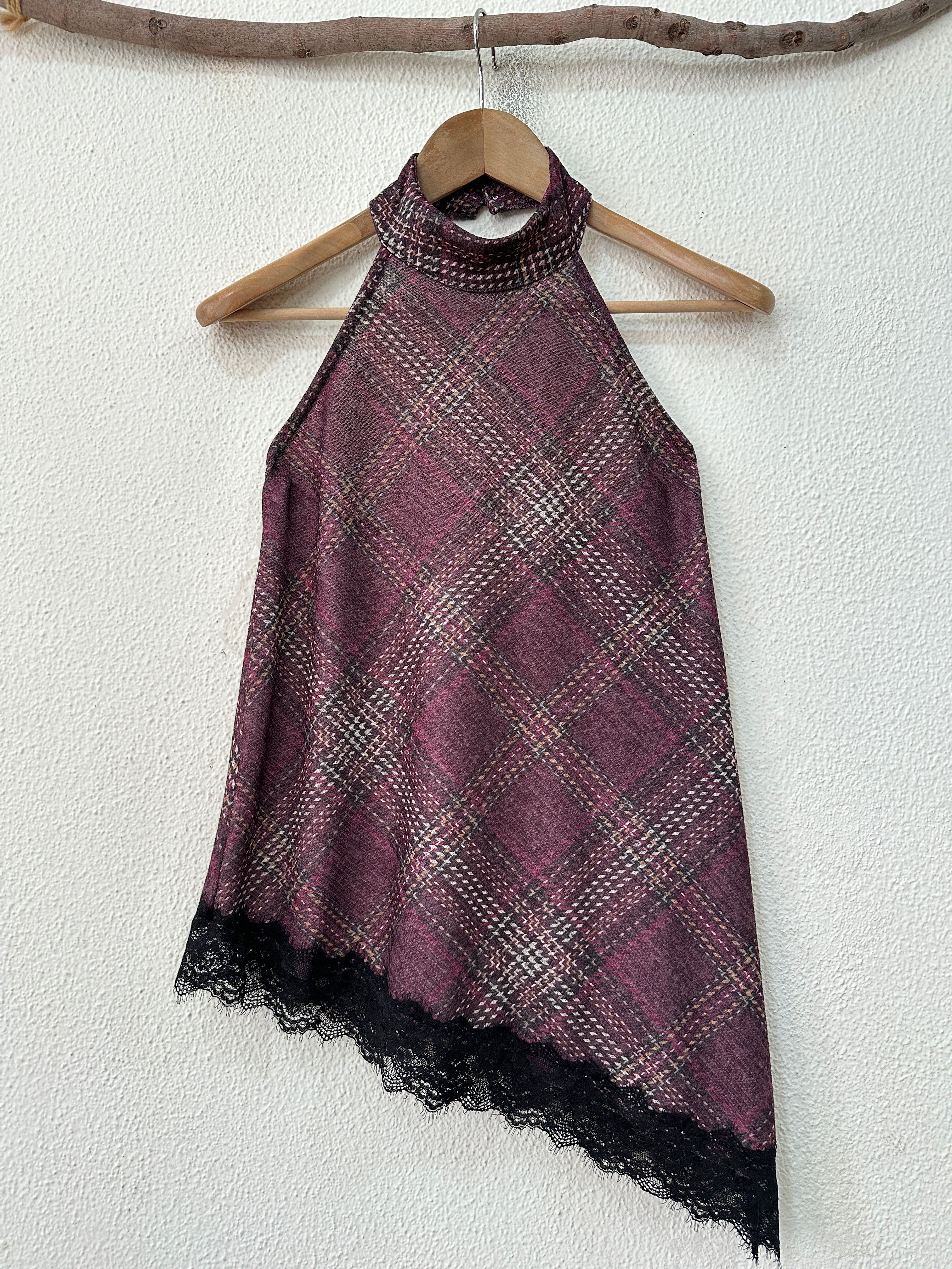 Top assimétrico em malha c/ decote halter e renda MEREDITH