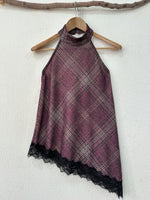 Carregar imagem no visualizador da galeria, Top assimétrico em malha c/ decote halter e renda MEREDITH
