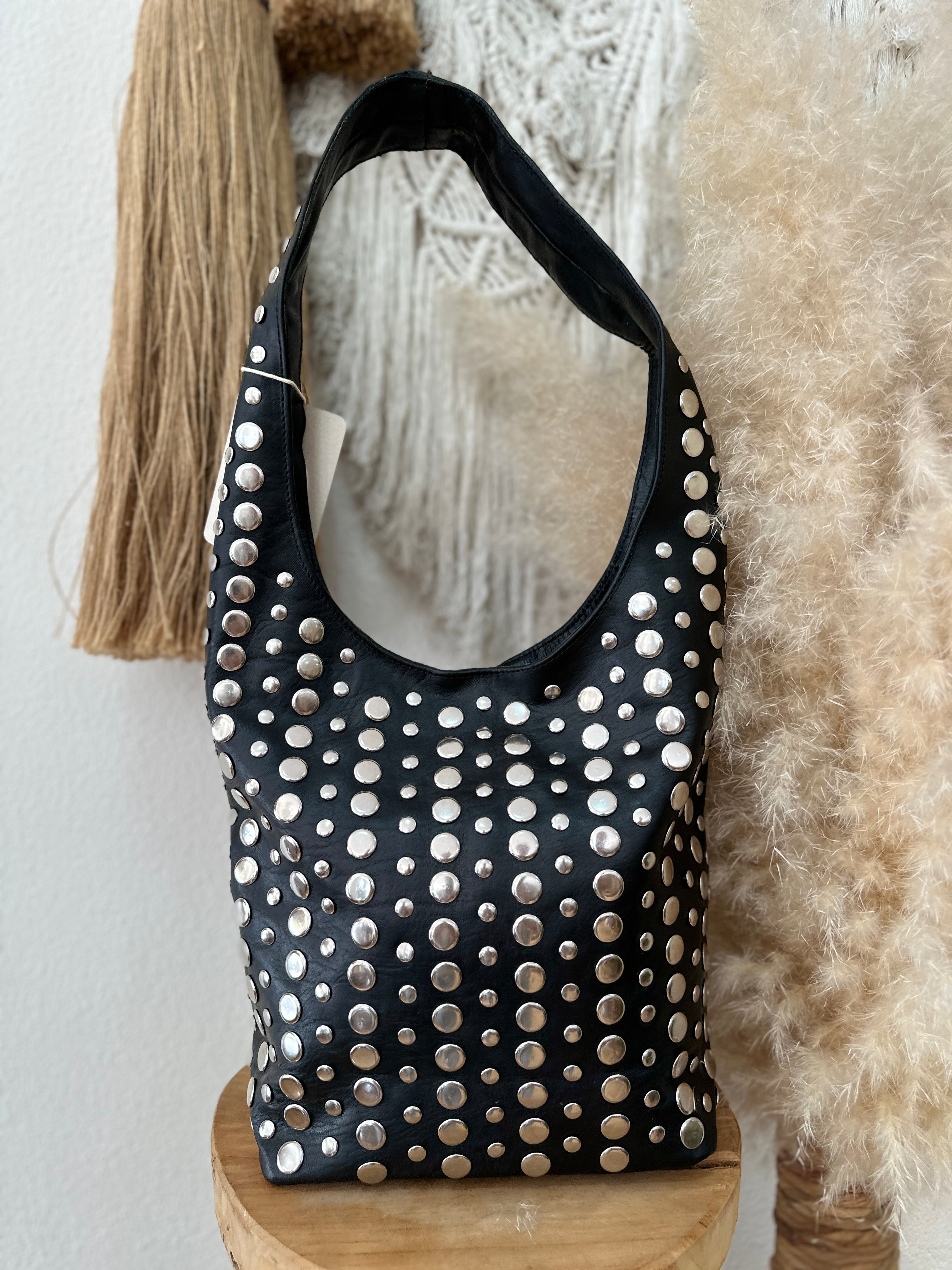 Mala de ombro em pele c/tachas MORANI