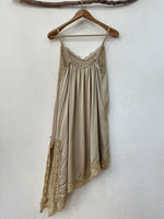 Load image in the gallery viewer,Túnica assimétrica em cetim c/ renda SOPHISTICATED
