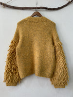 Load image in the gallery viewer,Casaco de malha c/ franjas MIELE
