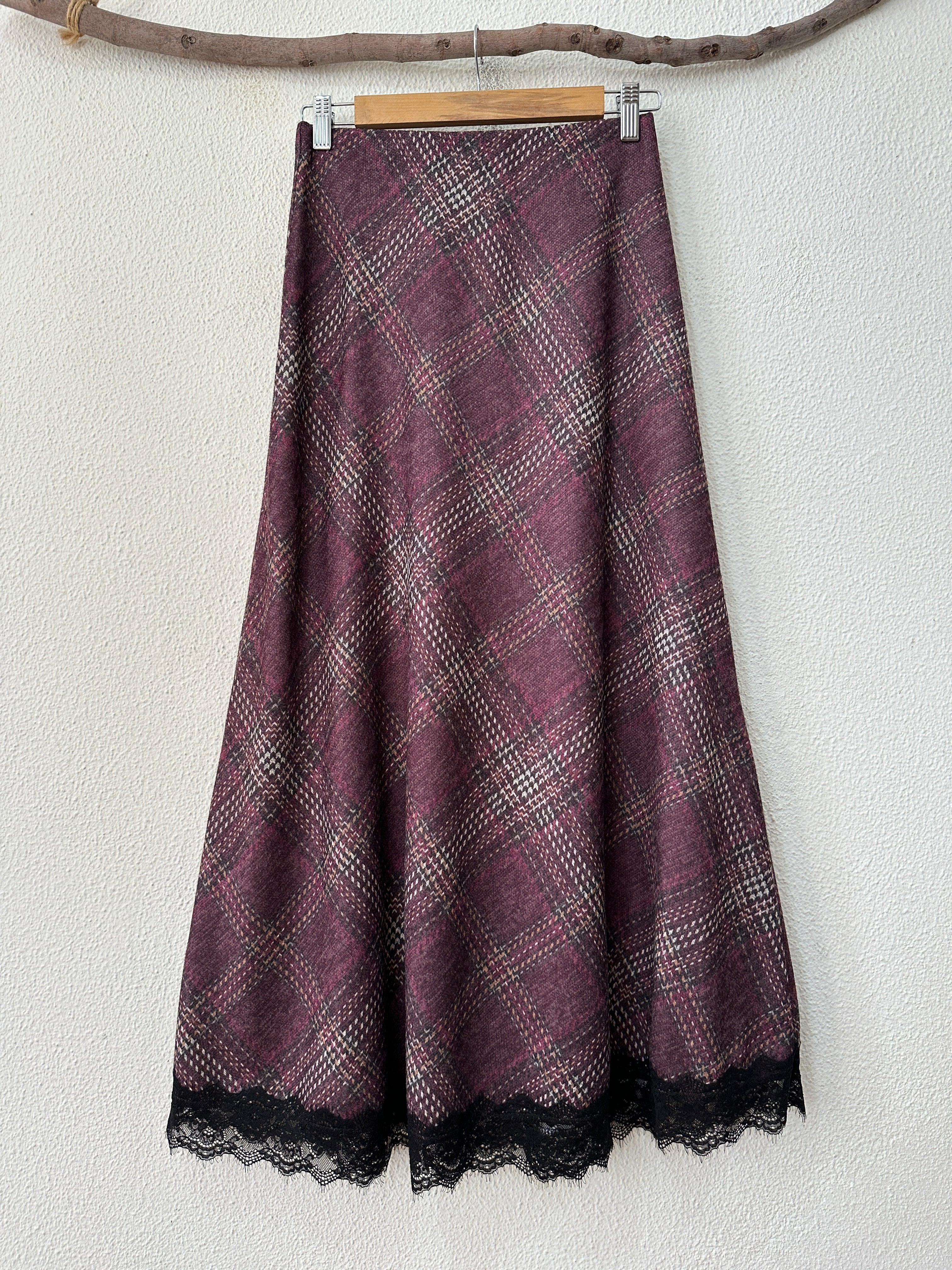 Saia evasê em malha c/ recorte e renda MEREDITH