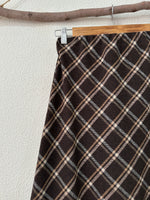 Load image in the gallery viewer,Saia em flanela assimétrica c/ renda YOHANNA
