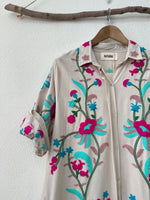 Chargez l'image dans la visionneuse de la galerie,Vestido camiseiro bordado c/ bolsos PRIYANKA
