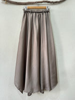 Load image in the gallery viewer,Saia assimétrica em cetim c/bolsos VICTORIA
