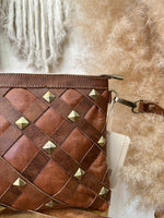 Carregar imagem no visualizador da galeria, Clutch em pele c/tachas ROMINA
