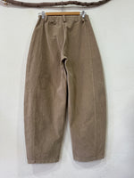 Load image in the gallery viewer,Calças estilo baggy em microbombazina MUNICH
