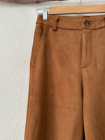 Load image in the gallery viewer,Calças efeito suede c/ recortes MARGOT
