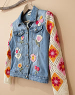 Carregar imagem no visualizador da galeria, Blusão denim c/aplicações e manga em crochet BABILON
