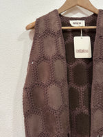 Load image in the gallery viewer,Colete de retalhos em suede c/pelo interior e franjas TRENDY
