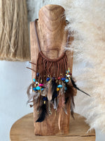 Load image in the gallery viewer,Colar curto c/penas TEÍDE
