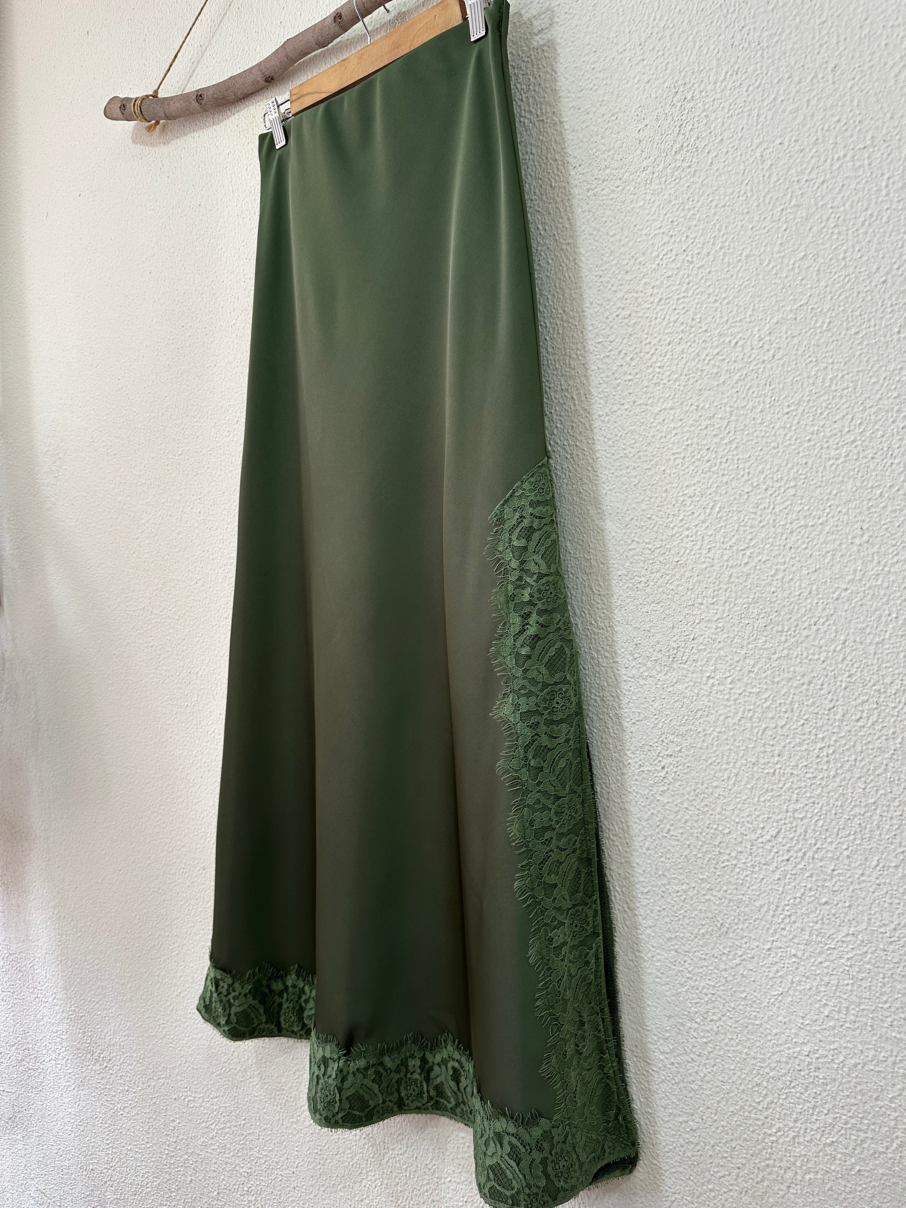 Saia comprida em cetim c/renda IMPRESSION