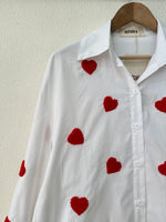 Carica l&#39;immagine nel visualizzatore della galleria,Camisa oversize bordada HEARTS
