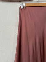 Load image in the gallery viewer,Saia em cetim c/ renda SOPHISTICATED
