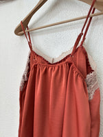 Carregar imagem no visualizador da galeria, Top acetinado c/ renda JENNIFER
