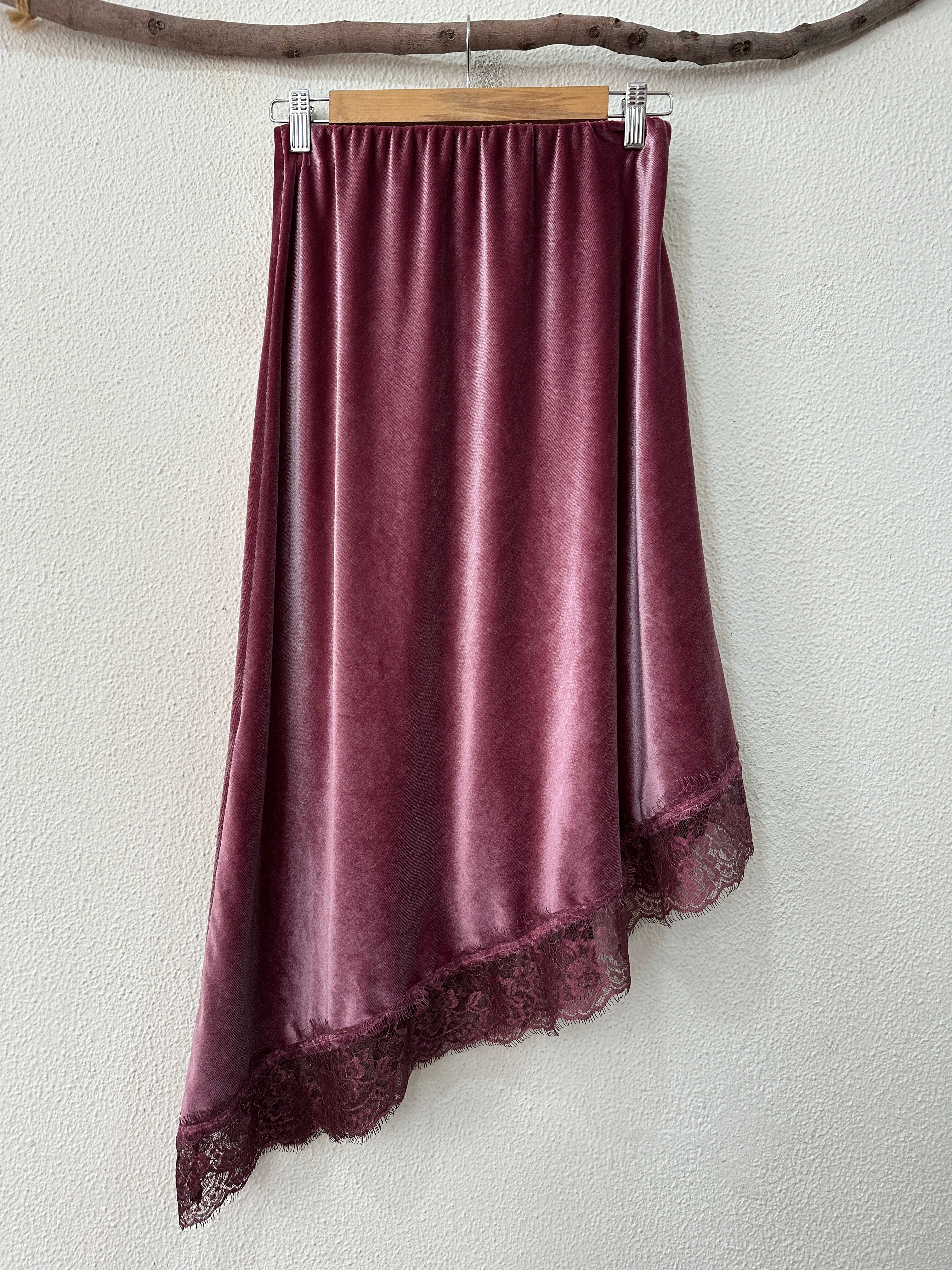 Saia assimétrica em veludo c/ renda GUMMY