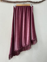 Load image in the gallery viewer,Saia assimétrica em veludo c/ renda GUMMY
