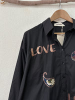 Load image in the gallery viewer,Camisa oversize c/ aplicações LOVE
