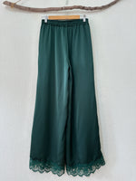 Load image in the gallery viewer,Pantalonas acetinadas c/ renda e bolsos EMMA
