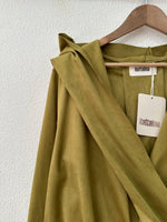 Load image in the gallery viewer,Bomber cruzado c/capuz em suede CHIOMA
