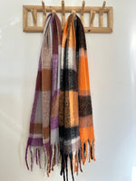 Load image in the gallery viewer,Cachecol c/franjas AUTUMN
