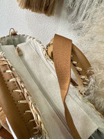 Carregar imagem no visualizador da galeria, Cesta em verga c/renda CAETANA
