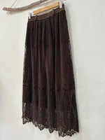 Carregar imagem no visualizador da galeria, Saia em renda aveludada ZELENA
