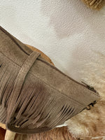 Carregar imagem no visualizador da galeria, Mala em camurça com franjas RAVENA
