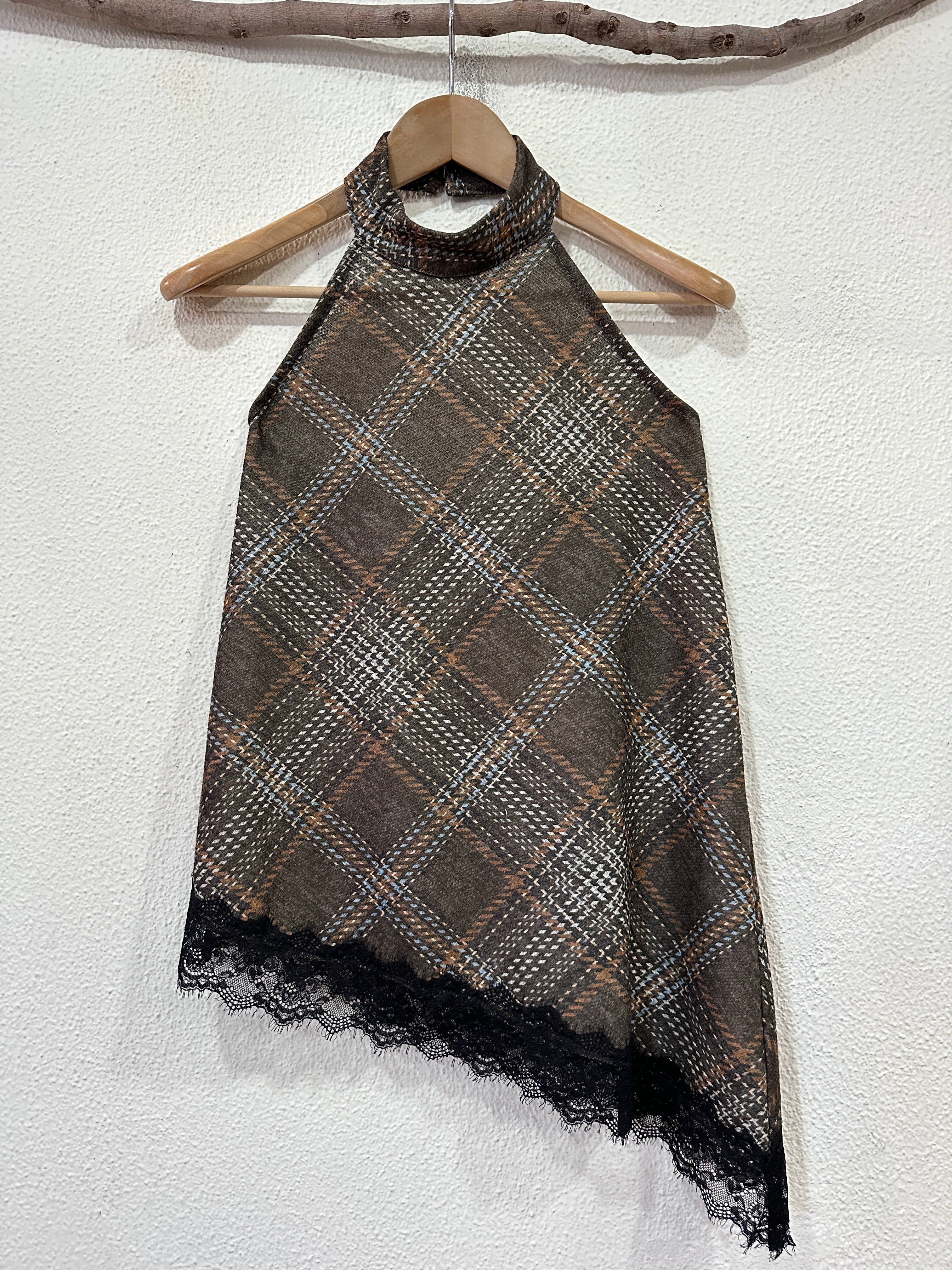 Top assimétrico em malha c/ decote halter e renda MEREDITH