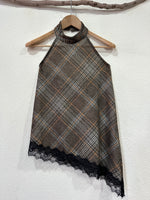 Carregar imagem no visualizador da galeria, Top assimétrico em malha c/ decote halter e renda MEREDITH
