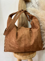 Carregar imagem no visualizador da galeria, Mala em camurça sintética c/tachas BOULEVARD
