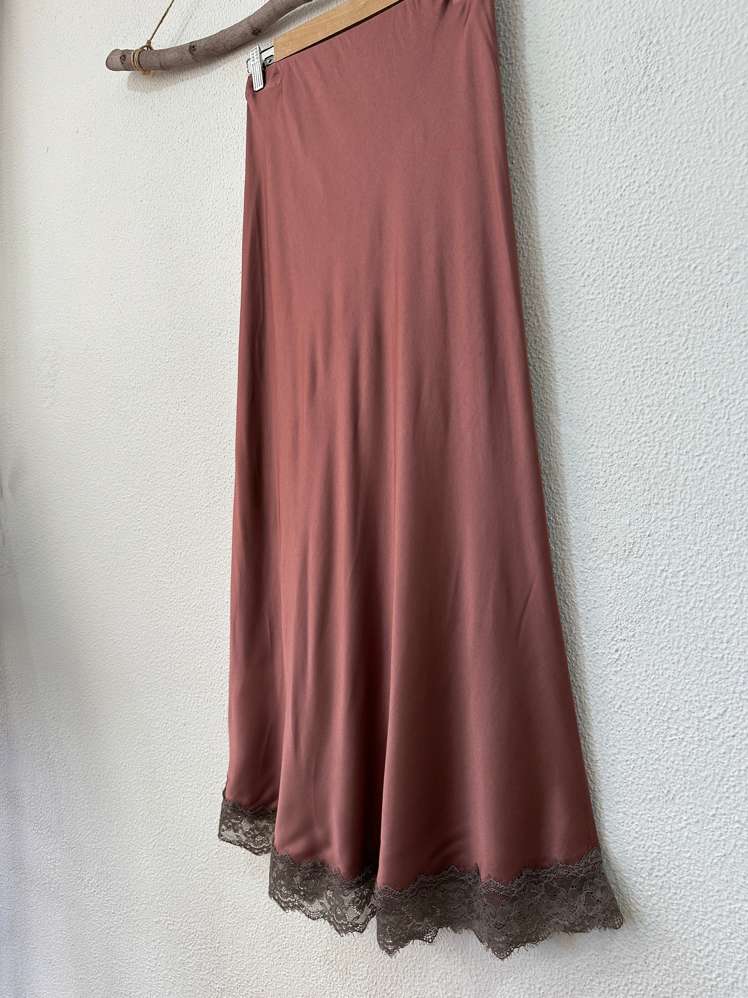 Saia em cetim c/ renda SOPHISTICATED