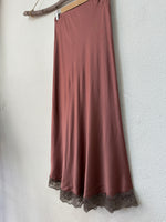 Load image in the gallery viewer,Saia em cetim c/ renda SOPHISTICATED
