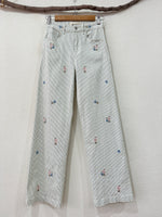 Carregar imagem no visualizador da galeria, Calças em sarja c/ bordados FLORA
